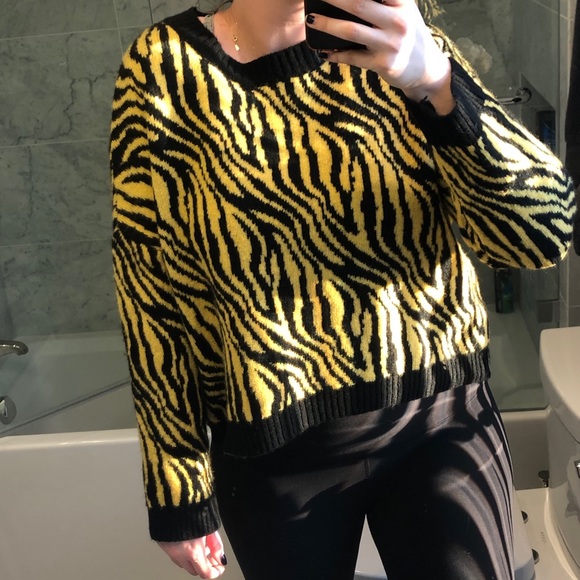 Yellow animal print sweater - Picture 4 of 6